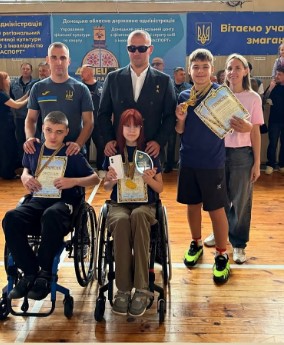 Віталій Смірнов з переможцями змагань