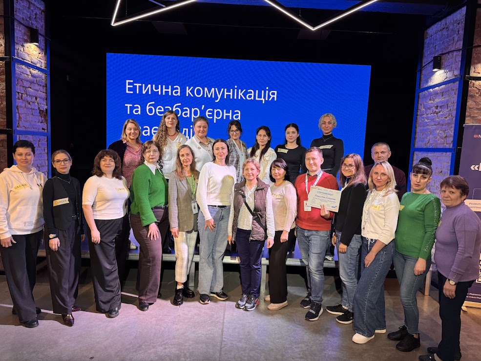 На спільному фото зображені представники громадських організацій, надавачі соціальних послуг а також представниці ГО "Доречні" та фасилітаторки заходу